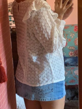 Blusa blanca con encaje calado y volantes Talla M