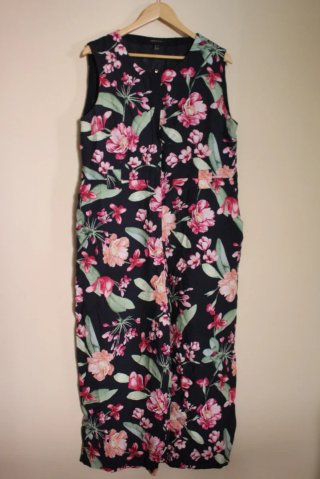 Mono floral negro con cinturón