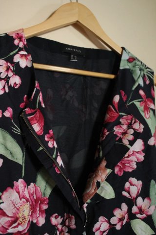 Mono floral negro con cinturón
