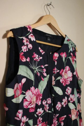 Mono floral negro con cinturón