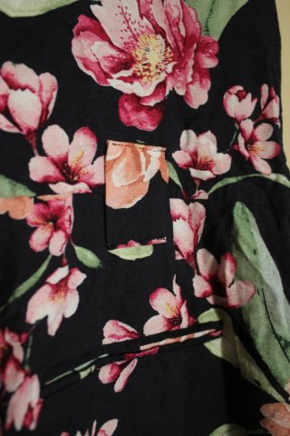 Mono floral negro con cinturón