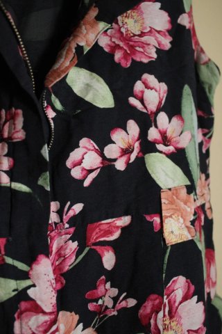 Mono floral negro con cinturón