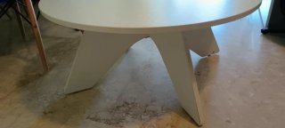 Mesa de centro redonda de madera blanca