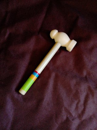 Martillo de juguete de madera