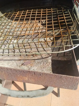 Barbacoa portátil roja y negra