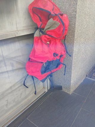 Mochila de montaña ARAN roja y azul