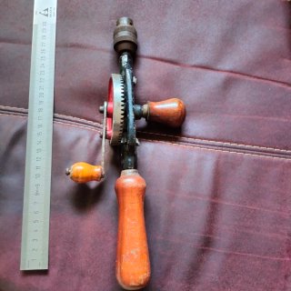Taladro manual antiguo.