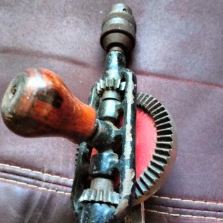 Taladro manual antiguo.