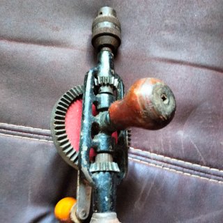 Taladro manual antiguo.