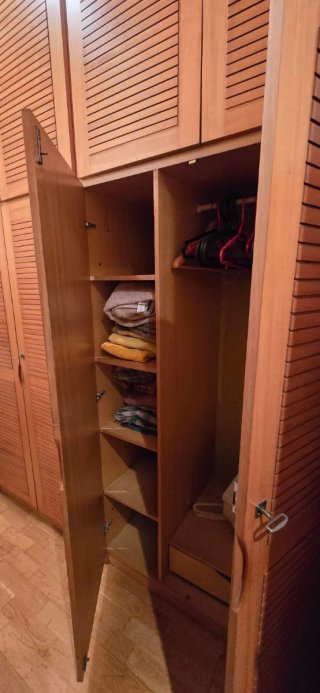 Armario de madera marrón
