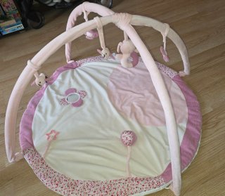 Manta de actividades para bebé rosa