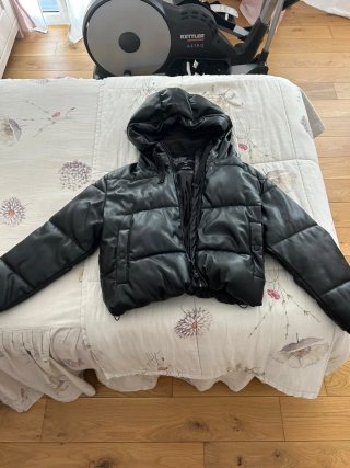 Cazadora Bomber Negra con Capucha