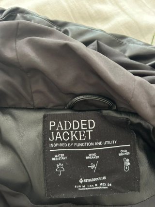 Cazadora Bomber Negra con Capucha
