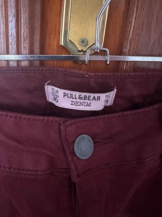 Pull&Bear pitillo burdeos talla 36. Efecto push up
