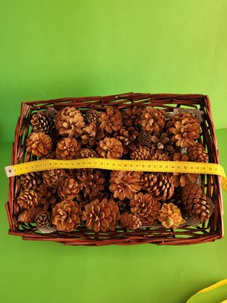 Cesto de mimbre con piñas decorativas