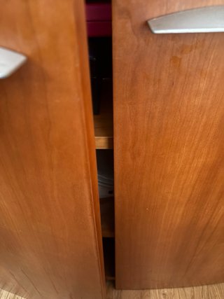 Mueble de madera con puertas