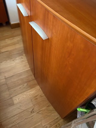 Mueble de madera con puertas