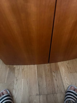 Mueble de madera con puertas