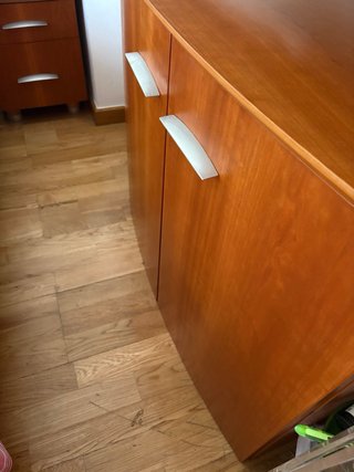 Mueble de madera con puertas
