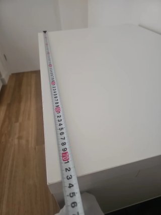 Escritorio blanco, madera y metal.