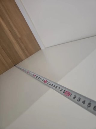 Escritorio blanco, madera y metal.