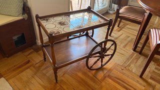 Mesa auxiliar de madera con ruedas y cerámica