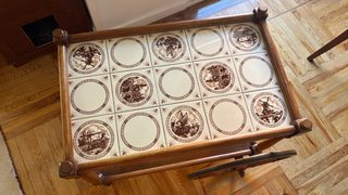 Mesa auxiliar de madera con ruedas y cerámica