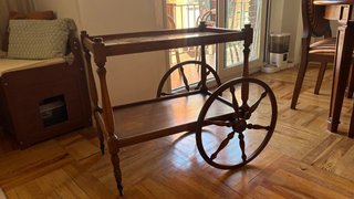 Mesa auxiliar de madera con ruedas y cerámica