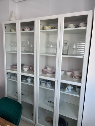 Estantería blanca con puertas de cristal
