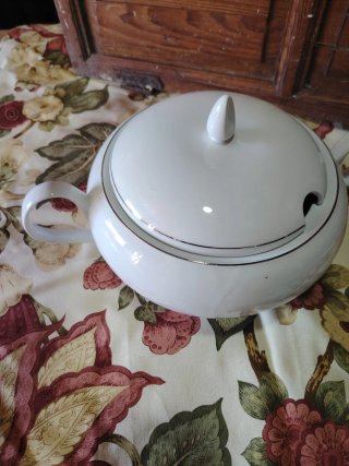 Sopera de porcelana blanca