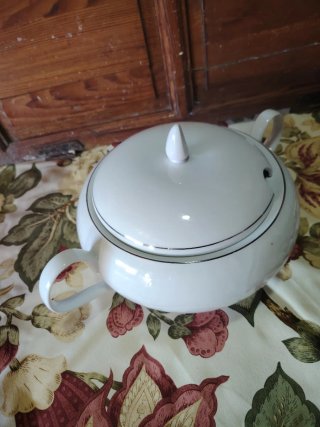 Sopera de porcelana blanca