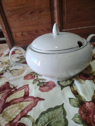 Sopera de porcelana blanca