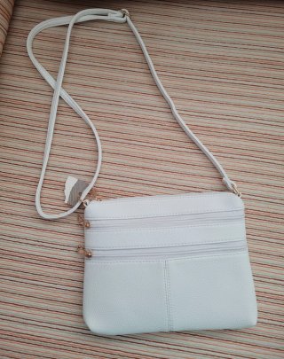 BOLSO BLANCO TIPO BANDOLERA CON ASA PARA HOMBRO.