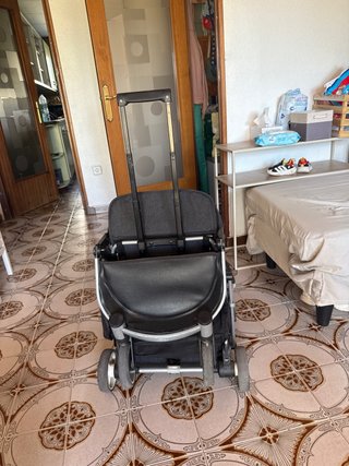 Carro de bebé gris