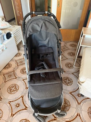 Carro de bebé gris