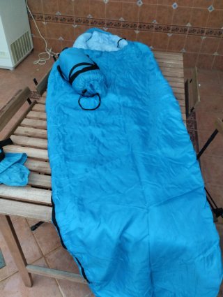 Dos sacos de dormir azules