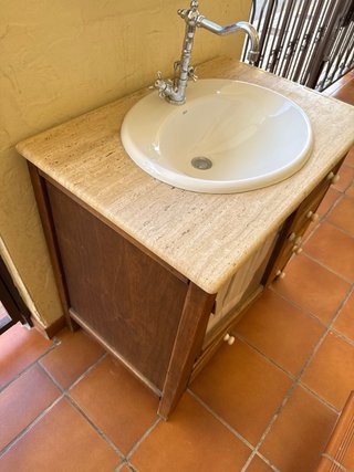 Mueble de baño de madera y piedra