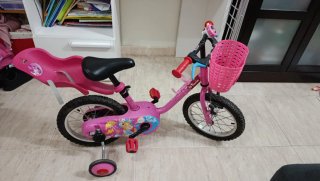 Bicicleta infantil rosa con ruedines