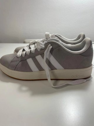 Zapatillas Adidas Grises y Blancas