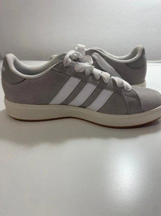 Zapatillas Adidas Grises y Blancas