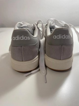 Zapatillas Adidas Grises y Blancas