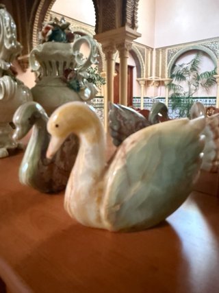 Cisnes de mármol tallado