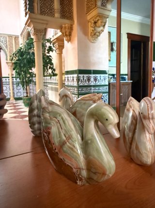 Cisnes de mármol tallado