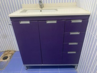 Mueble de baño morado con cajones