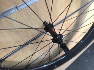 Roda de carbono 90mm frontal