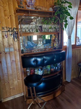 Barra de bar con taburete