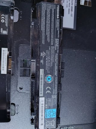 Ordenador portátil Toshiba negro con cargador
