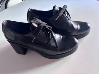 Zapatos de tacón negros con cordones