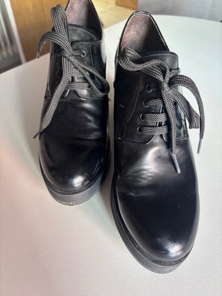 Zapatos de tacón negros con cordones