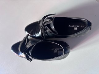 Zapatos de tacón negros con cordones